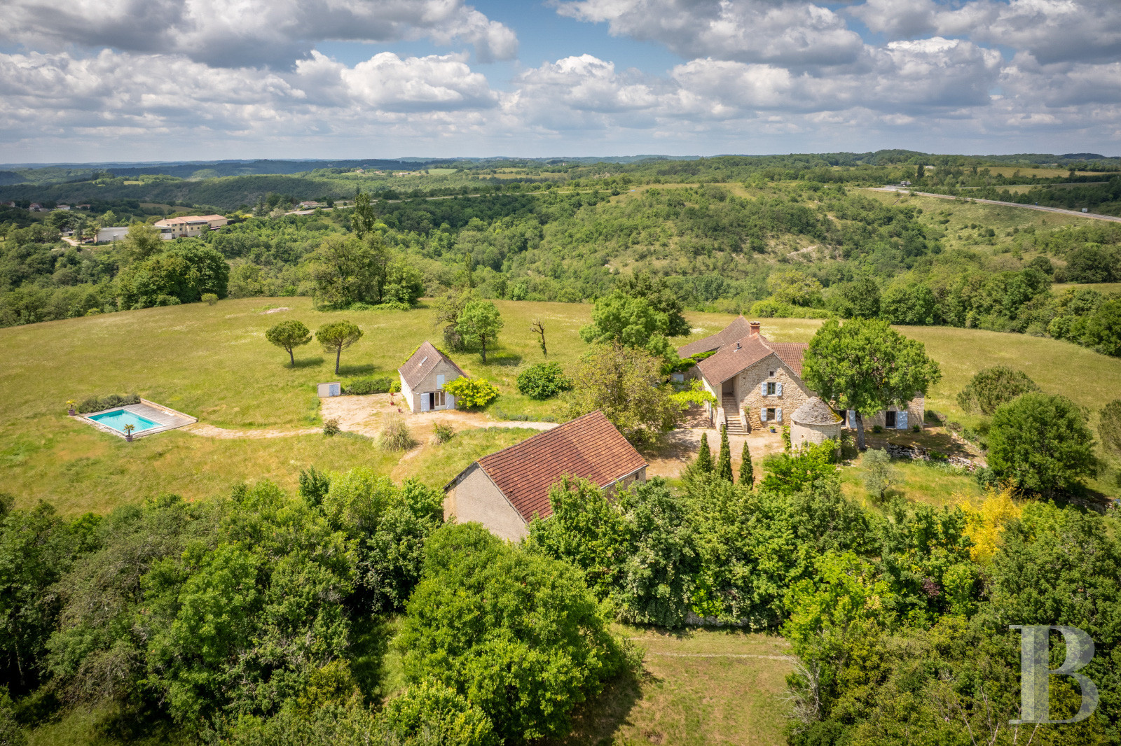 Au sud de la Dordogne et à proximité de Cahors, une ancienne ferme quercynoise au sommet d’une colline - photo  n°1